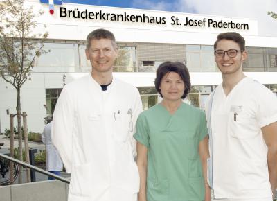 Chefarzt MU Dr. Attila Salay, OP-Pflegerin Sabine Schäfers und Gesundheits- und Krankenpfleger Lennart Mills