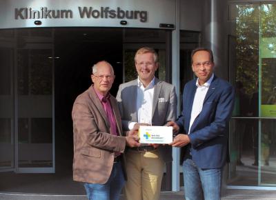 Wolfsburg ist Partnerklinik von "Wir für Gesundheit": Klinikumsdirektor Wilken Köster, Silvio Rahr, Geschäftsführer von „Wir für Gesundheit“ und der Medizinische Direktor des Wolfsburger Klinikums, Dr. Akhil Chandra