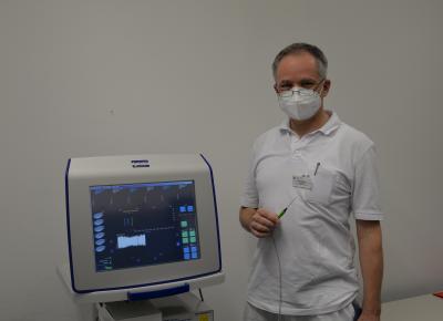 Bei der Operation an der Schilddrüse überwacht Oberarzt Dieter Regnet den Stimmbandnerv engmaschig mit einem Neuromonotoring Gerät, um Schäden zu vermeiden.